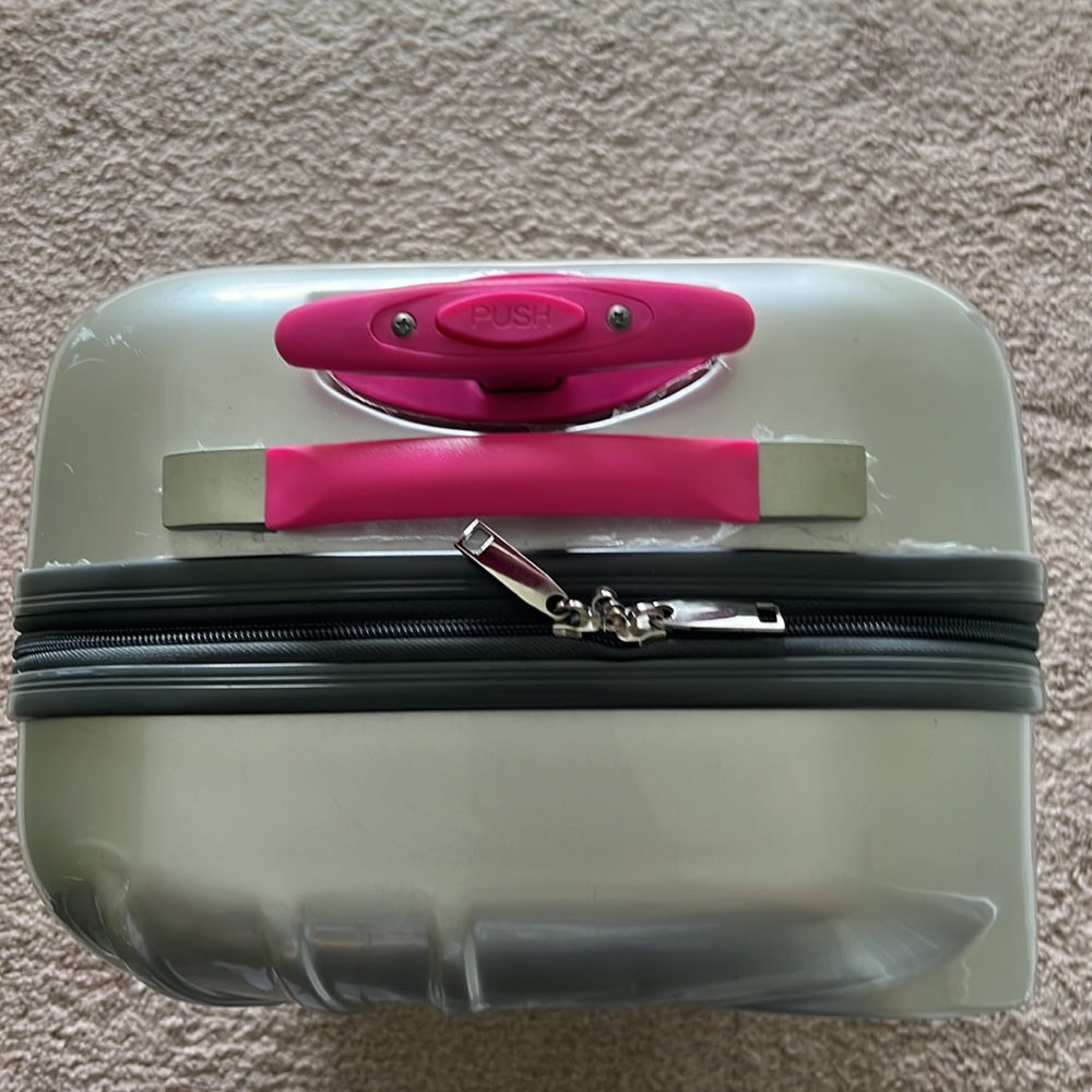 Hello kitty suitcase - Picture 3 of 5